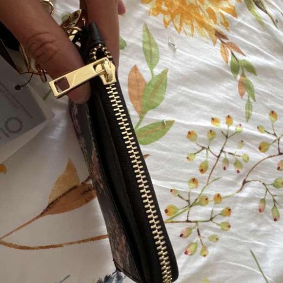 Card case with bracelet, key ring, and pocket for Apple air tag - Picture 4 of 4